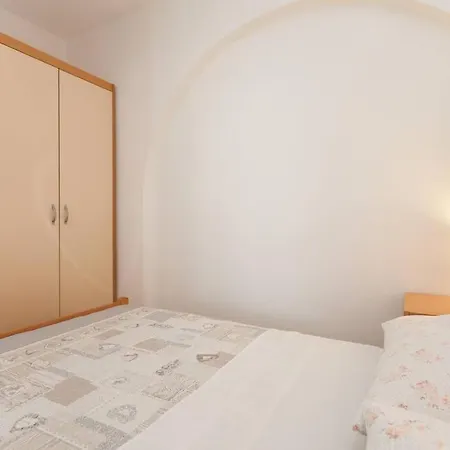 Irena's Place A1 ロヴィニ